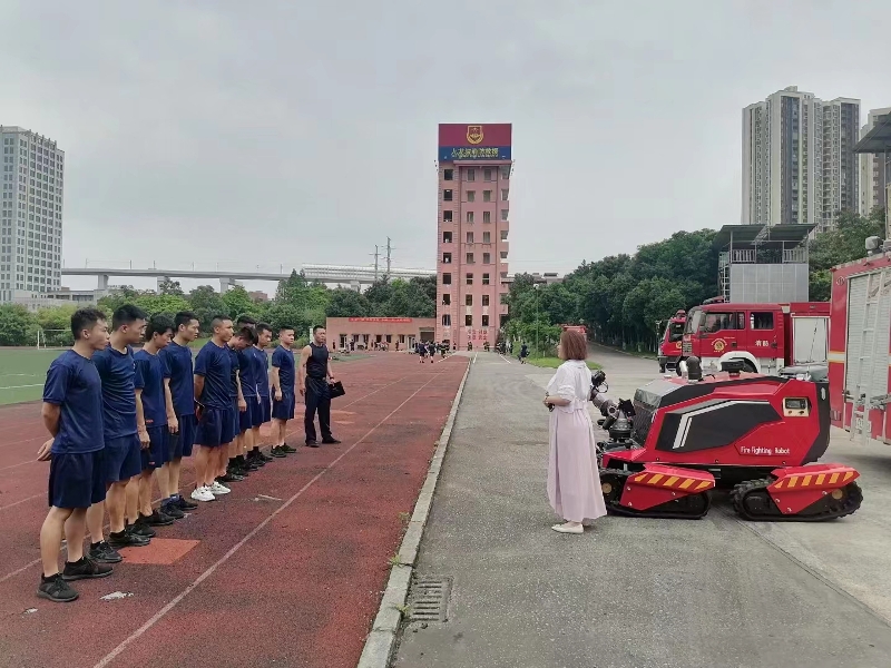 舉升搶險(xiǎn)主戰(zhàn)消防車、全地形消防滅火機(jī)器人巡展演示圓滿結(jié)束